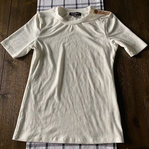 🎄Cute tee with buttons